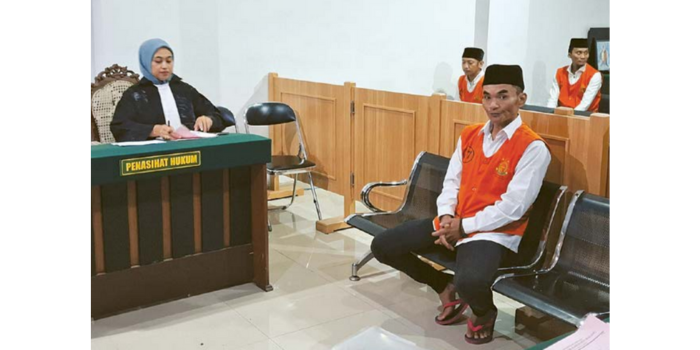 Adi Cahyono, 42, pengedar sabu-sabu asal Desa Kasembon, Kecamatan Bululawang menjalani sidang di Pengadilan Negeri (PN) Kepanjen kemarin (BIYAN MUDZAKY HANINDITO / RADAR KANJURUHAN).