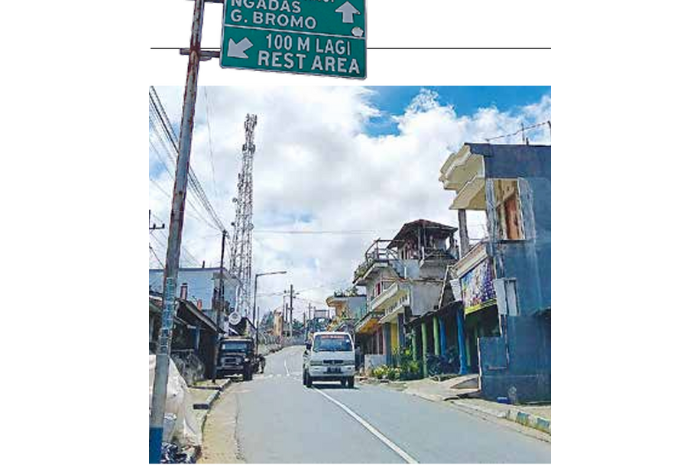 Arus lalu lintas lengang di sekitar rest area Gubugklakah, Kecamatan Poncokusumo. Ruas jalan di kawasan tersebut diusulkan naik status menjadi jalan provinsi. (INDAH MEI YUNITA/RADAR KANJURUHAN)