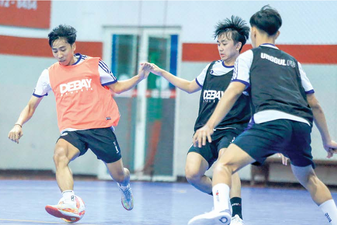 FOKUS: Flank Unggul FC Malang Vicky Irawan (kiri) berusaha menggiring bola dalam sesi latihan taktik di Unggul Sports Center, Kamis lalu (15/5). (MO UNGGUL FC MALANG FOR RADAR MALANG)