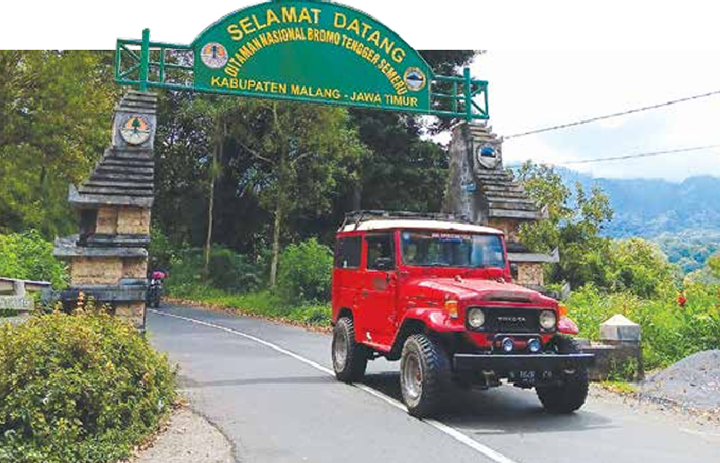 NAIK STATUS: Jeep milik wisatawan melintas di jalur Malang-Bromo kemarin. Kawasan tersebut kerap dilintasi wisatawan yang akan menikmati keindahan Bromo. (INDAH MEI YUNITA/RADAR KANJURUHAN)