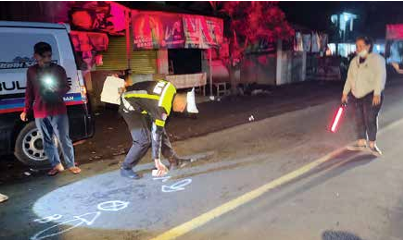 LAKA: Anggota unit Gakkum Satlantas Polres Malang melakukan olah tempat kejadian Perkara (TKP) di Jalan Raya Desa Sukosari, Kecamatan Gondanglegi pada kamis malam (15/5). (SATLANTAS POLRES MALANG)