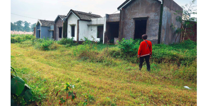 Beberapa unit rumah di perumahan Grand mutiara Kedungrejo, belum selesai dibangun dan dalam kondisi tak terawat. Jalannya juga masih berupa tanah yang ditumbuhi rumput (DARMONO/ RADANG MALANG)