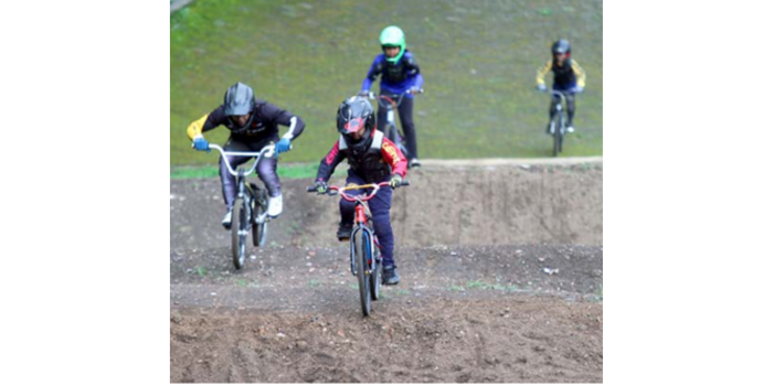 ADA BONUS: Pesepeda cilik berlatih di kawasan Velodrome, kemarin. Kawasan itu bakal menjadi salah satu venue porprov. (SATRIA CAHYONO/ RADAR MALANG)