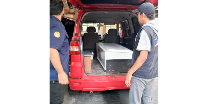 Jenazah intan Sukmasari diberangkatkan dari RSSA menuju Bandara Abdulrachman Saleh kemarin sore (16/5), untuk selanjutnya dipulangkan ke Bandung. (RUMAH SOLUSI FOR RADAR MALANG)