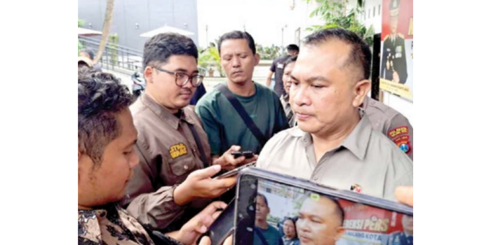 Kasat Reskrim Polresta Malang Kota Kompol M. Sholeh menyampaikan update penyidikan dugaan kasus pelecehan oleh oknum dokter kepada awak media, kemarin (16/5) (NABILA AMELIA / RADAR MALANG).
