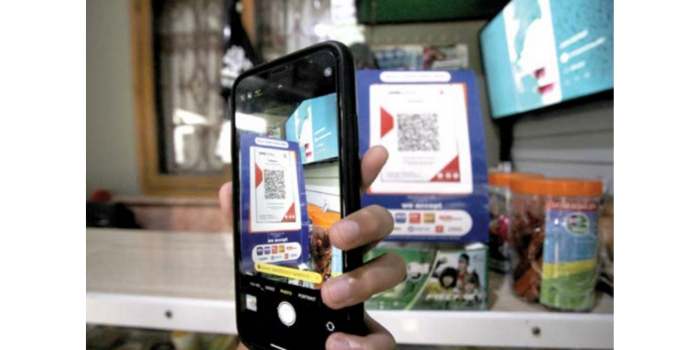 Salah satu toko kelontong di Kecamatan Klojen memasang merchant QRIS. Jumlah pelaku UMKM yang memasangnya terus meningkat (SATRIA CAHYONO / RADAR MALANG).