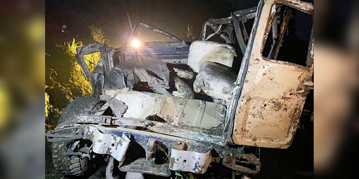 TERGELINCIR: Kondisi mobil jip tersebut rusak parah setelah terguling berkali-kali di ladang warga yang kemiringannya tergolong curam.