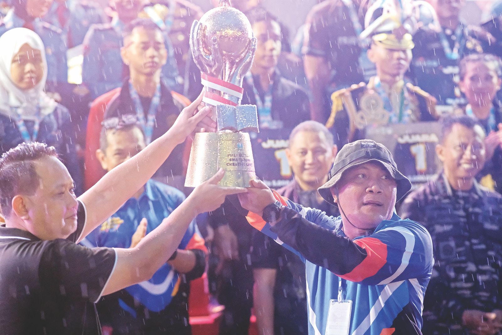 3. SANG JUARA: Kepala SMAN 5 Taruna Brawijaya Eko Agus Suwandi menerima piala bergilir sebagai juara umum STCC 2025