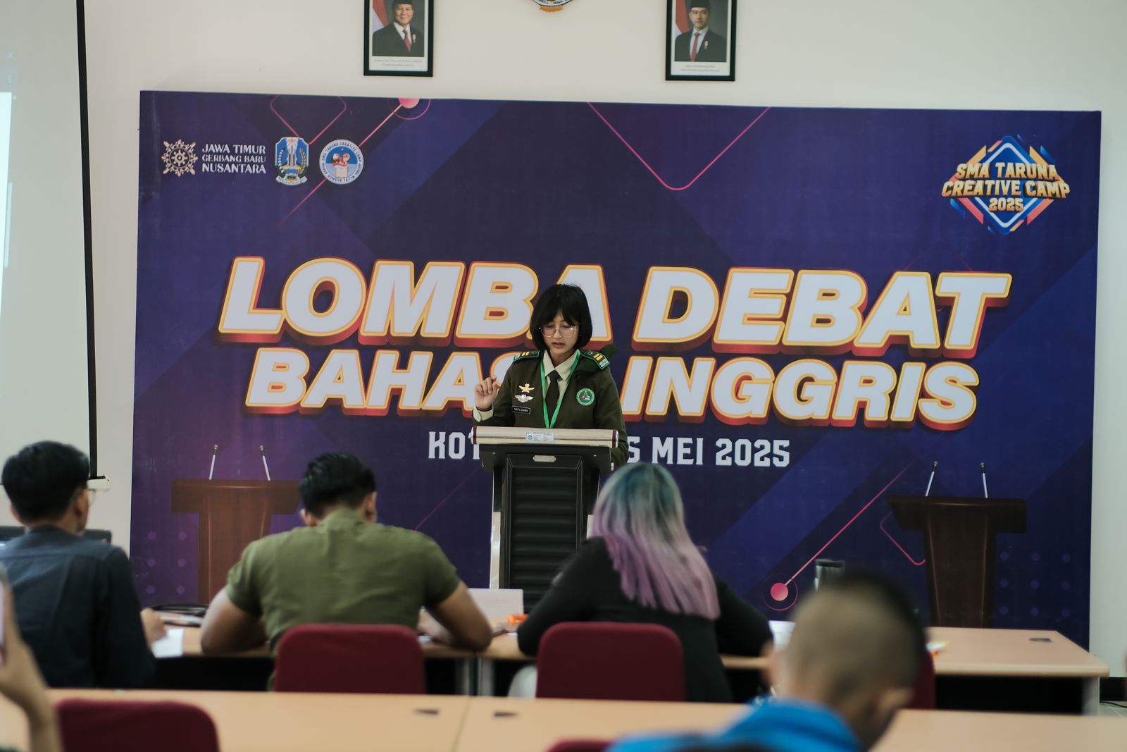 PERCAYA DIRI: Peserta lomba debat Bahasa Inggris dari SMAN 5 Taruna Brawijaya.