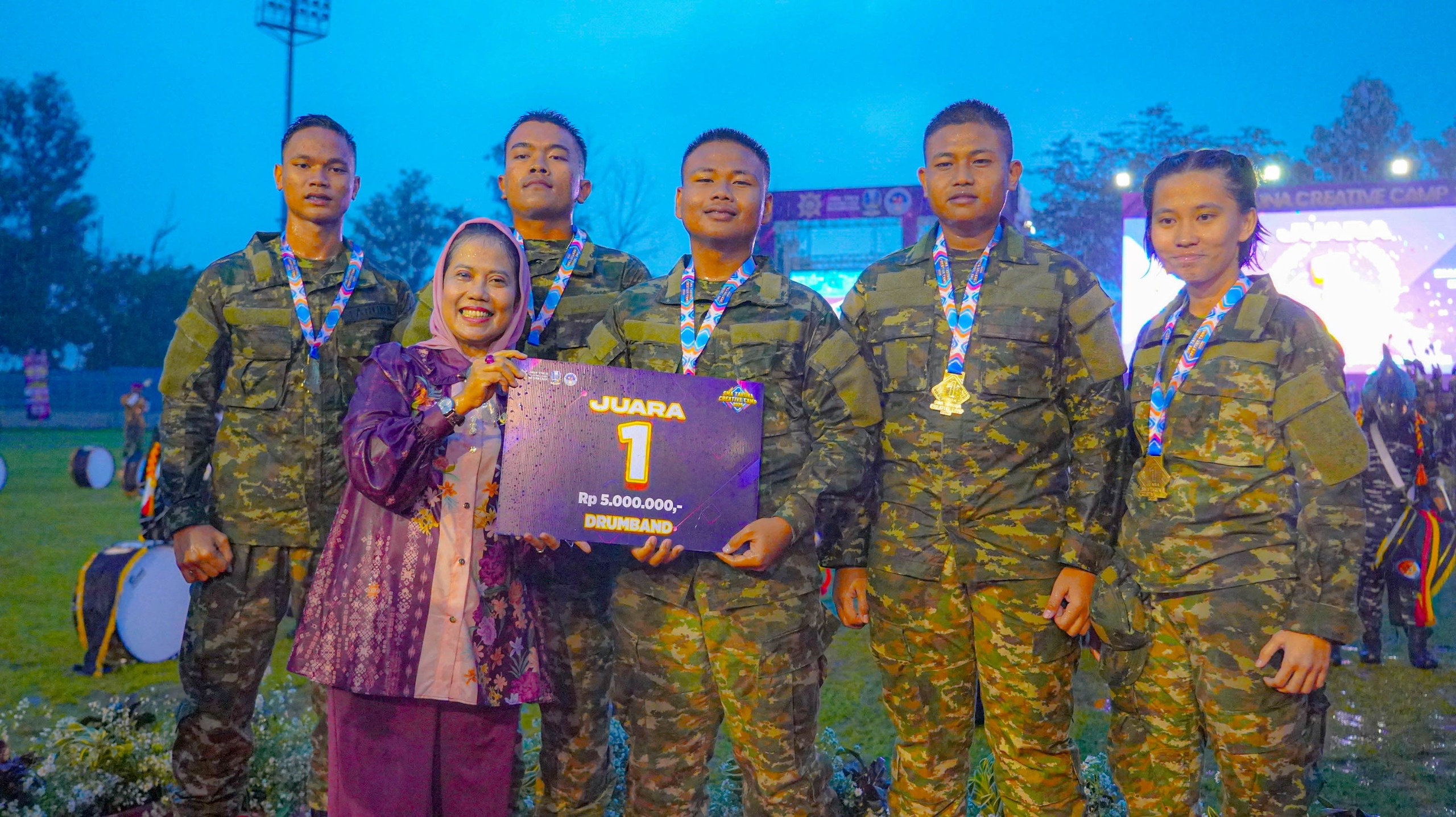 MEMBANGGAKAN: Ketua Komisi E DPRD Jatim Sri Untari menyerahkan hadiah juara 1 kepada tim drumband SMAN 5 Taruna Brawijaya. E-SPORT: Tim dari SMAN 5 Brawijaya mengikuti  lomba e-sport dengan serius.