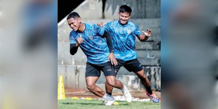 SIAP BERLAGA: Iksan Lestaluhu dan Bayu Setiawan (kanan) melahap menu latihan ketahanan dan kecepatan di Lapangan Universitas Brawijaya pada 15 Mei lalu.