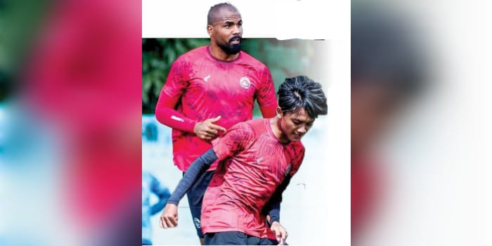 HARUS BERHATI-HATI: Thales Lira (atas) dan Achmad Maulana Syarif menjalani sesi latihan di ARG Soccer Field Lawang. Keduanya berpeluang absen pada laga terakhir BRI Liga 1.