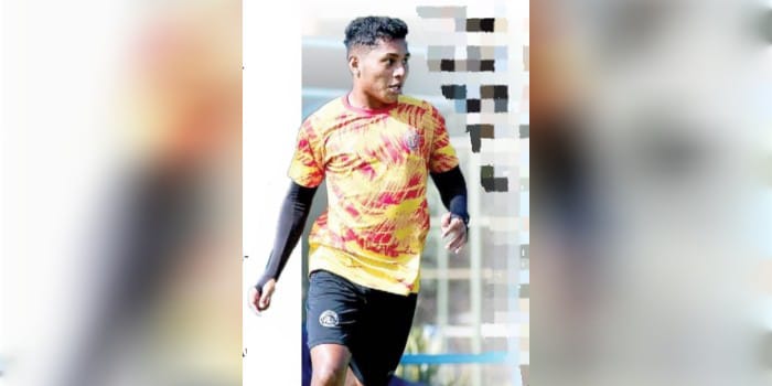 BIDIK GOL: Salim Tuharea berusaha menggiring bola dalam sesi latihan penyelesaian akhir di ARG Soccer Field Lawang, 14 Mei lalu.