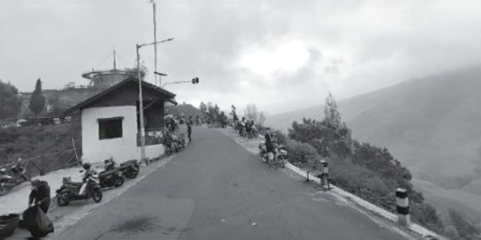 DESTINASI: Wisatawan menyaksikan keindahan Gunung Bromo dari Jemplang, Desa Ngadas, Poncokusumo.