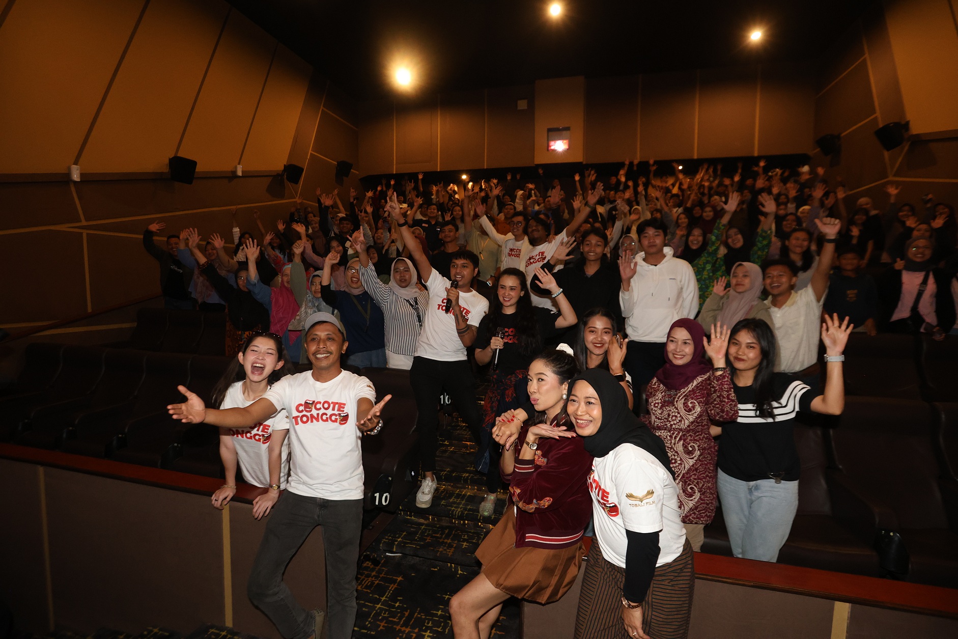 Pemain Cocote Tonggo foto bersama penonton di Mopic Cinemas Malang. (Darmono/Radar Malang)