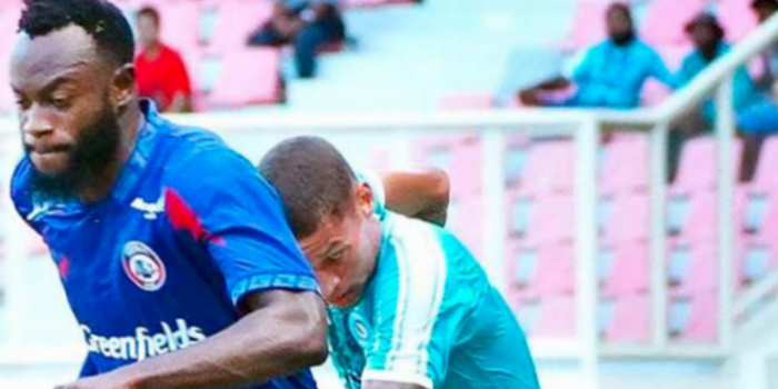 AKHIRI PACEKLIK GOL: Charles Lokolingoy lepas dari kawalan penggawa PSBS Biak di laga kemarin sore. Dia kembali mencetak gol setelah buntu dalam 66 hari.