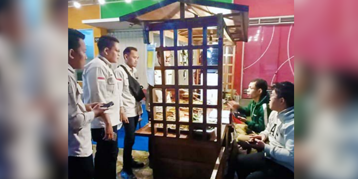 ATURAN DIREVISI: Petugas Bapenda Kota Malang melakukan verifikasi terhadap salah satu pengusaha kuliner, beberapa hari lalu.