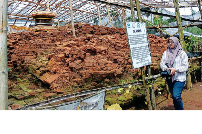 HARUS DITUNTASKAN: Seorang pengunjung melintas di area situs Candi Srigading, Desa Srigading, Kecamatan Lawang. (INDAH MEI YUNITA/RADAR KANJURUHAN)