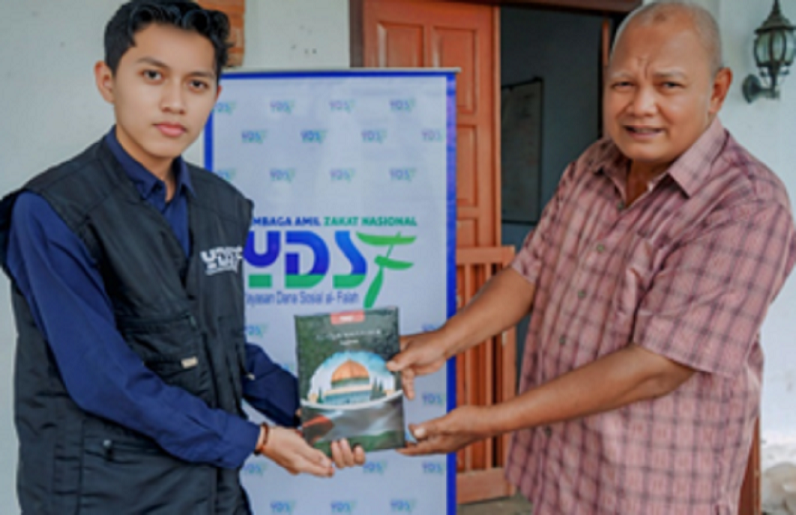 BERBAGI: Rizal Tim YDSF Malang (kiri) bersama Kasto Ketua Takmir Masjid Jabal Nur.