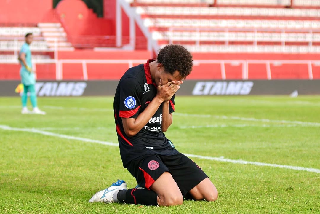 TIDAK MENYERAH: Pablo Oliveira terharu setelah membobol gawang PSM Makassar dalam laga BRI Liga 1 pekan ke-22, beberapa waktu lalu.