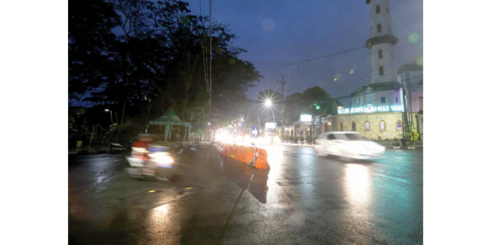 SUDAH ENAM HARI: Pengendara melintas di Jalan Kahuripan, Kecamatan Klojen, kemarin malam. (DARMONO/RADAR MALANG)