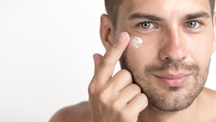 Ilustrasi seorang pria sedang mengaplikasikan skincare ke wajahnya. (freepik.com)