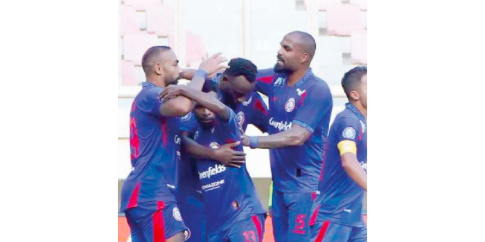 SIAP BERBENAH: Para pemain Arema FC merayakan gol ke gawang PSBS Biak dalam laga BRI Liga 1 pekan ke-33 di Stadion Lukas Enembe, kemarin.