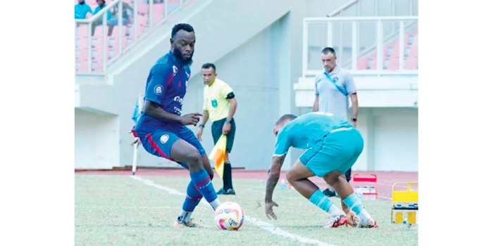 PECAH TELUR: Charles Lokolingoy (kiri) berhasil melewati pemain PSBS Biak dalam laga di Stadion Lukas Enembe, kemarin.