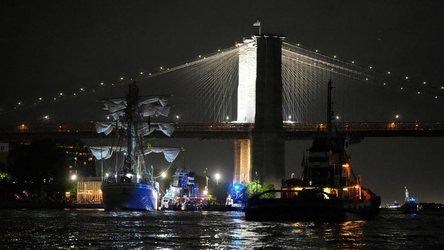Insiden kapal AL Meksiko tabrak Brooklyn Bridge pada Sabtu malam (17/5). (REUTERS/Bjorn Kils/New York Media Boat)