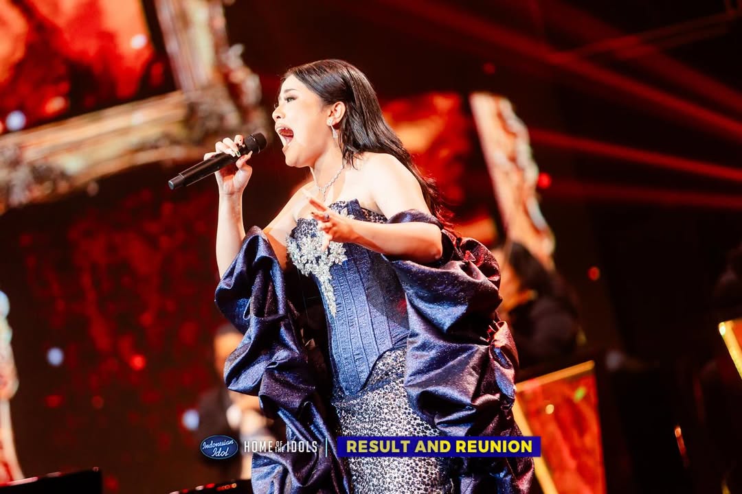 Potret Shabrina Leonar, Sang Juara Indonesian Idol XIII 2025, saat menyanyikan Karena Ku Sanggup. (Instagram/@indonesianidolid)