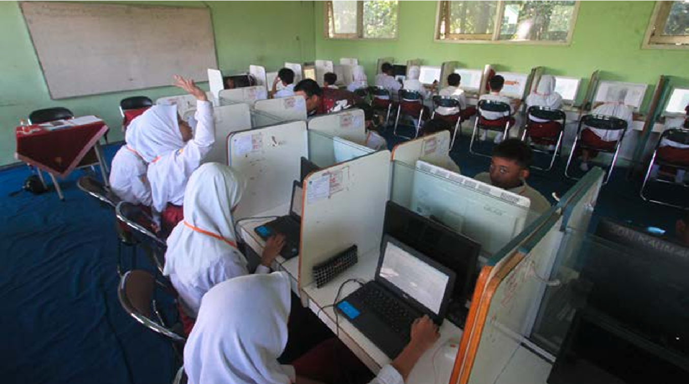 SYARAT JALUR PRESTASI: Siswa-siswi SDN Kauman 2 mengikuti Ujian Kompetensi Dasar (UKD) pada 5 Mei lalu. Ada dua materi ujian yang harus dikerjakan pelajar. (SATRIA CAHYONO/RADAR MALANG)