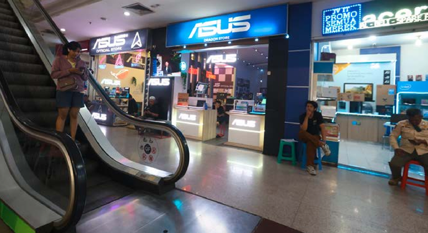 MENURUN: Sejumlah tenant di Cyber Mall terpantau sepi pembeli, kemarin (19/5). APPBI Malang mengestimasi angka penurunan transaksi mencapai 40 persen dibanding bulan Ramadan. (DARMONO/RADAR MALANG)