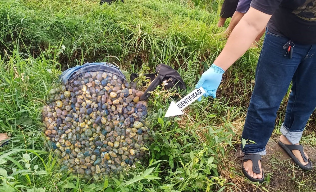 SUDAH TAK BERNYAWA: Identifikasi awal petugas kepolisian saat di TKP.