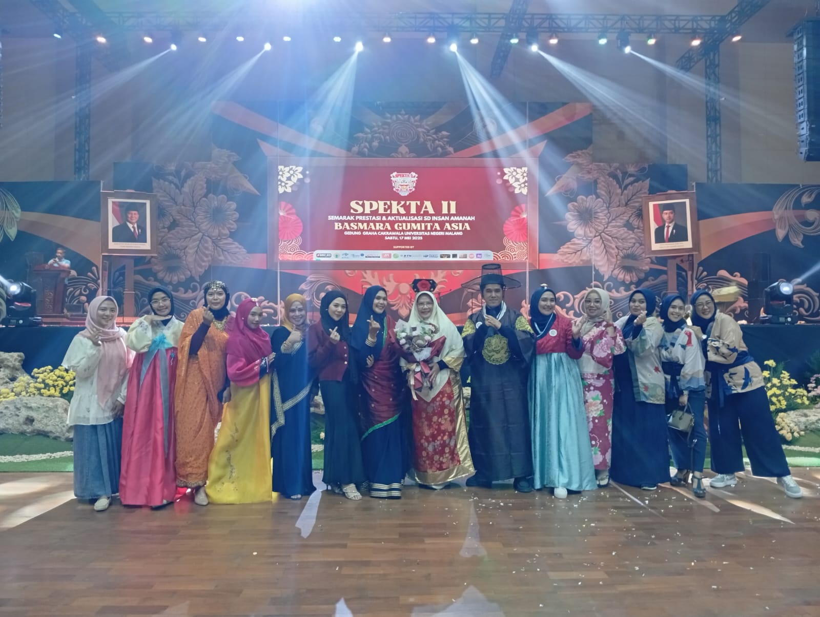 SEMANGAT KEBHINEKAAN: Kepala Sekolah Dr Suhardini Nurhayati MPd (tengah) dengan Forum Komunikasi Kelas SD Insan Amanah Malang saat acara SPEKTA II, Sabtu (17/5).