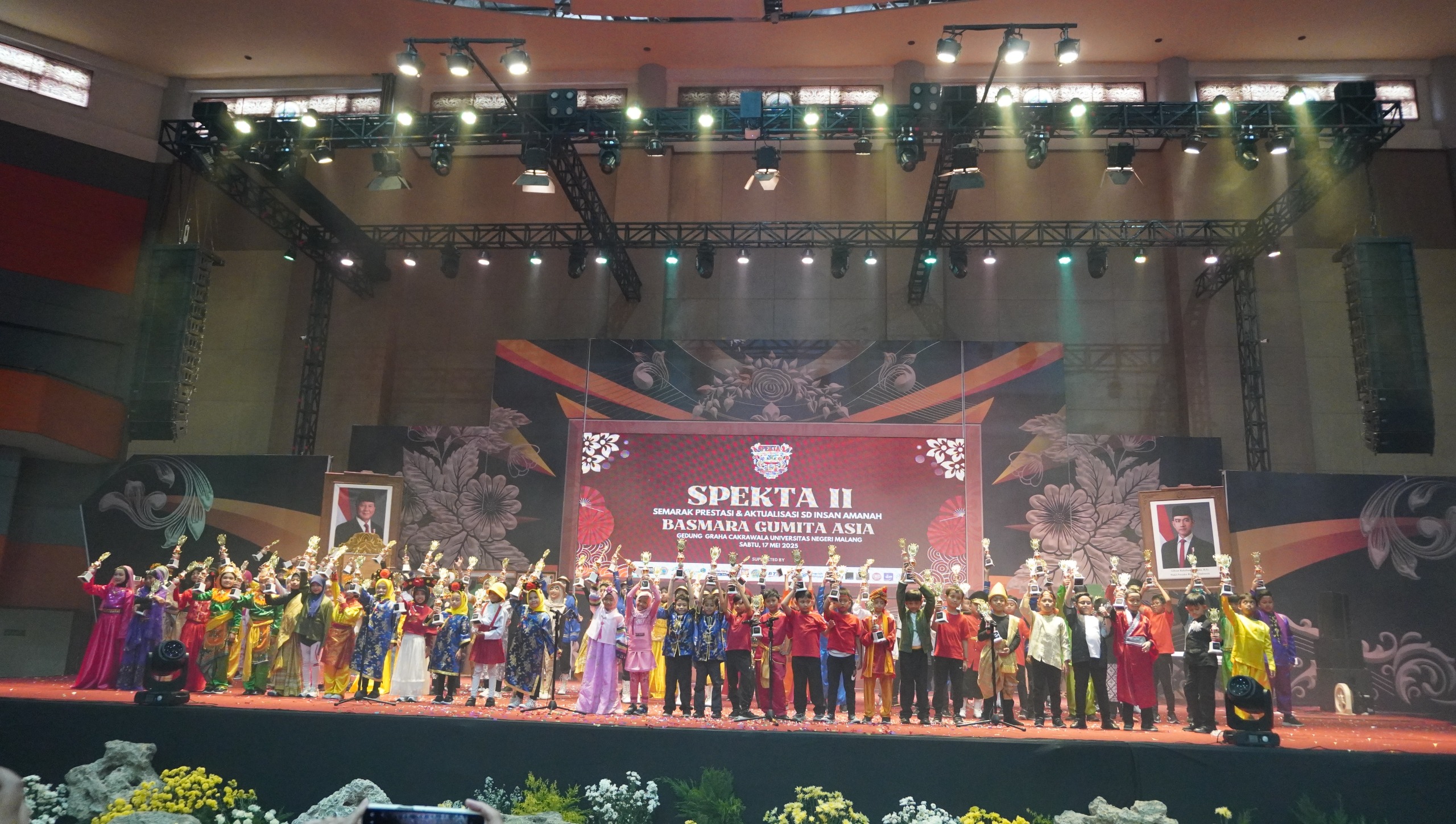 BANGGA: Pembagian piala untuk siswa yang berprestasi akademik dan non akademik, serta Duta Karakter dari SD Insan Amanah Malang.