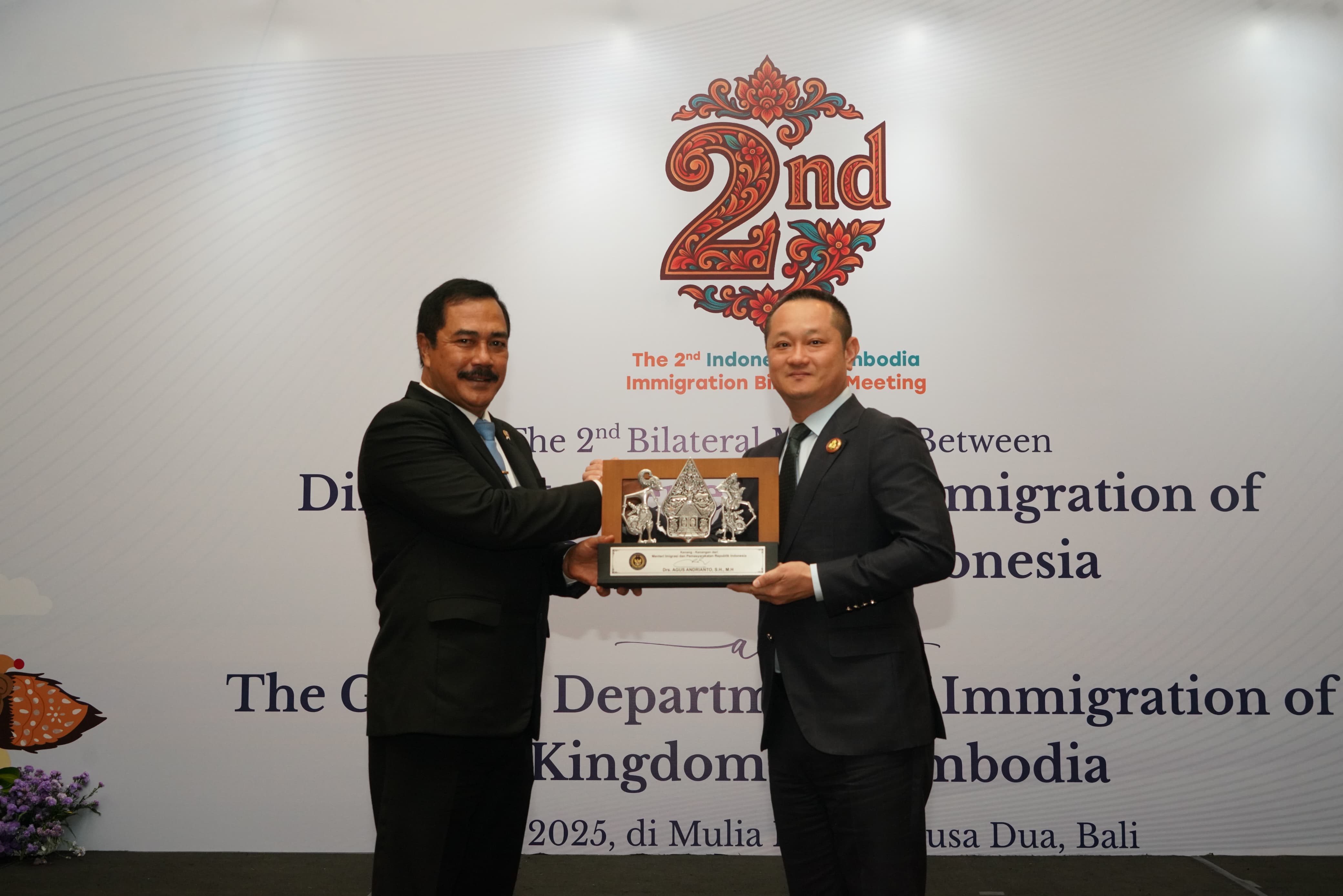 SEPAKAT: Menteri Imigrasi dan Pemasyarakatan, Agus Andrianto bersama Dirjen Imigrasi Kamboja, Sok Veasna dalam kesepakatan Letter of Intent untuk mengatasi &nbsp;migrasi ilegal.