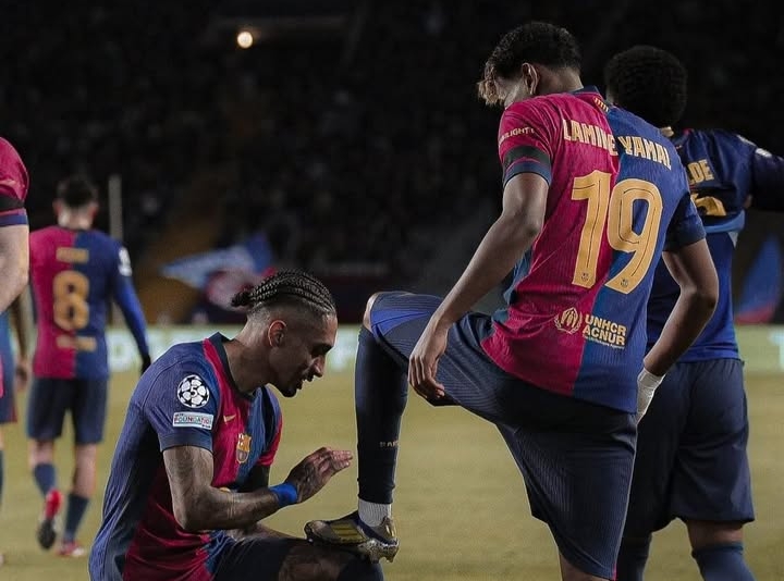 BUTUH TANDEM: Raphinha dan Lamine Yamal usai mencetak gol bagi Barcelona, keduanya memerlukan tambahan tenaga baru dari winger Liverpool yang dibidik dalam bursa transfer kali ini.
