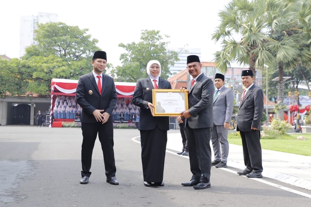 PRESTASI: Gubernur dan Wakil Gubernur Jatim saat menyerahkan penghargaan untuk Sekretariat DPRD Kabupaten Malang yang menjadi Terbaik I JDIH Award Jawa Timur 2025.