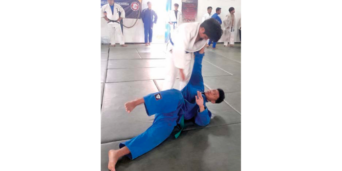 ASAH KEMAM PUAN: Atlet Judo Kota Malang berlatih teknik bantingan di Dojo Judo Bentoel, Kota Malang beberapa waktu lalu.