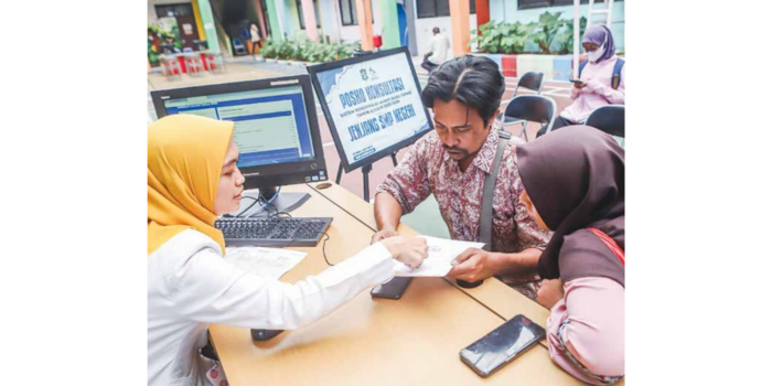VALIDASI DATA: Petugas Dispendik Surabaya melayani wali murid yang mengeluhkan kekeliruan data SPMB kemarin (Riana Setiawan/Jawa Pos).