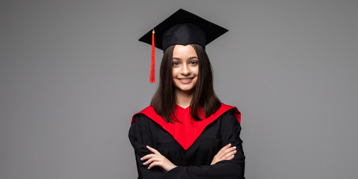 Ilustrasi foto wisuda di studio (pch.freepik)