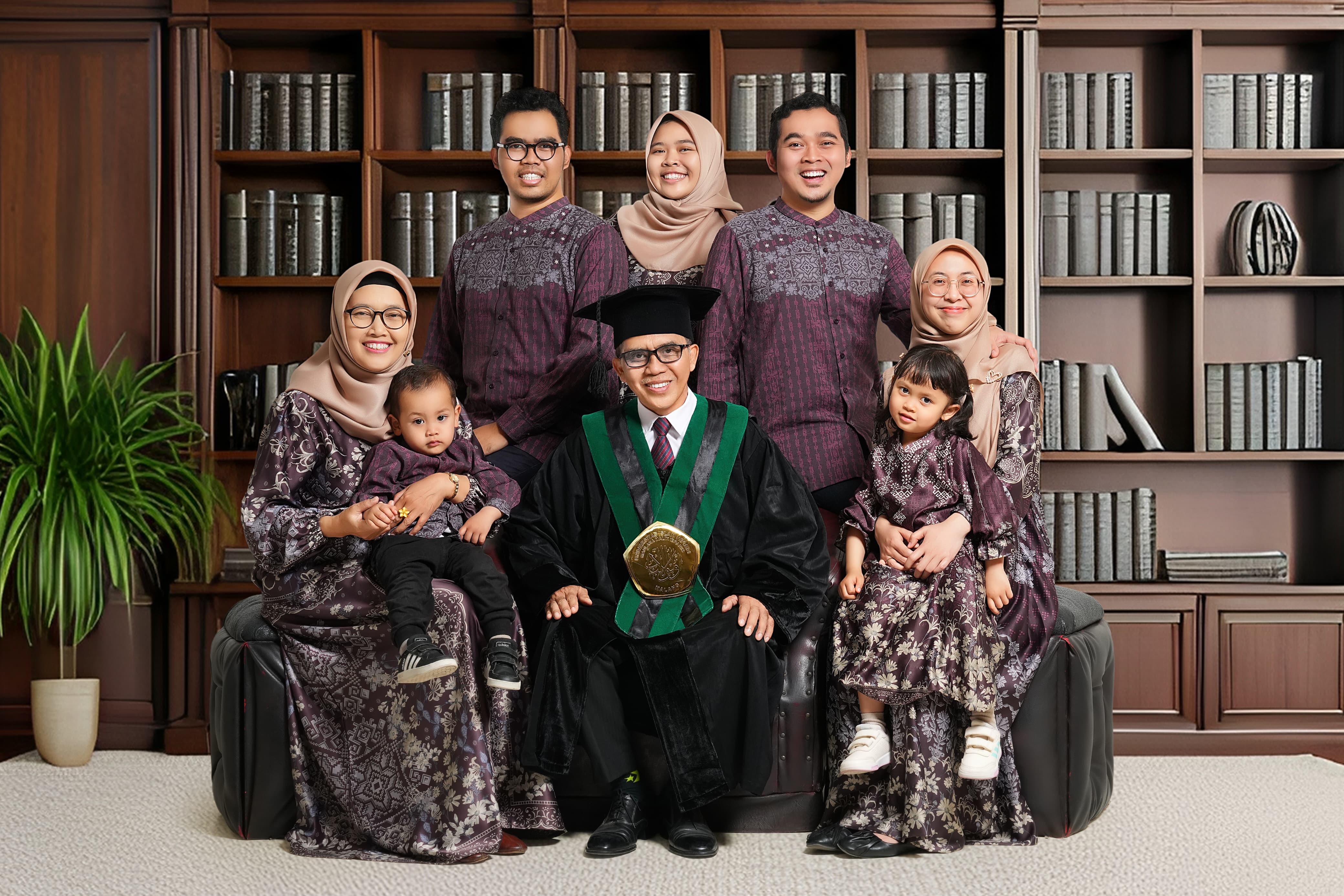 HARMONIS; Prof Dr H Fadil, MAg, Guru Besar baru di Fakultas Syariah UIN Maulana Malik Ibrahim Malang bersama keluarga.