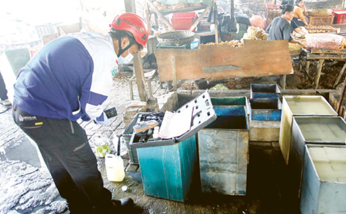 DA TANG LANGSUNG: Petugas PPKL KLH mengambil sampel air dari sentra industri tahu di Dusun Klagen, Desa Tropodo, Kecamatan Krian, kemarin.