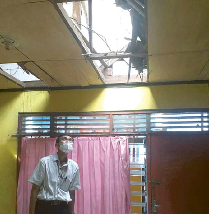 FAKTOR USIA : Sebagian atap rumah Farida di Kalimas Baru yang ambrol kemarin (20/5). Untuk sementara, atap bangunan ditutup dengan terpal.