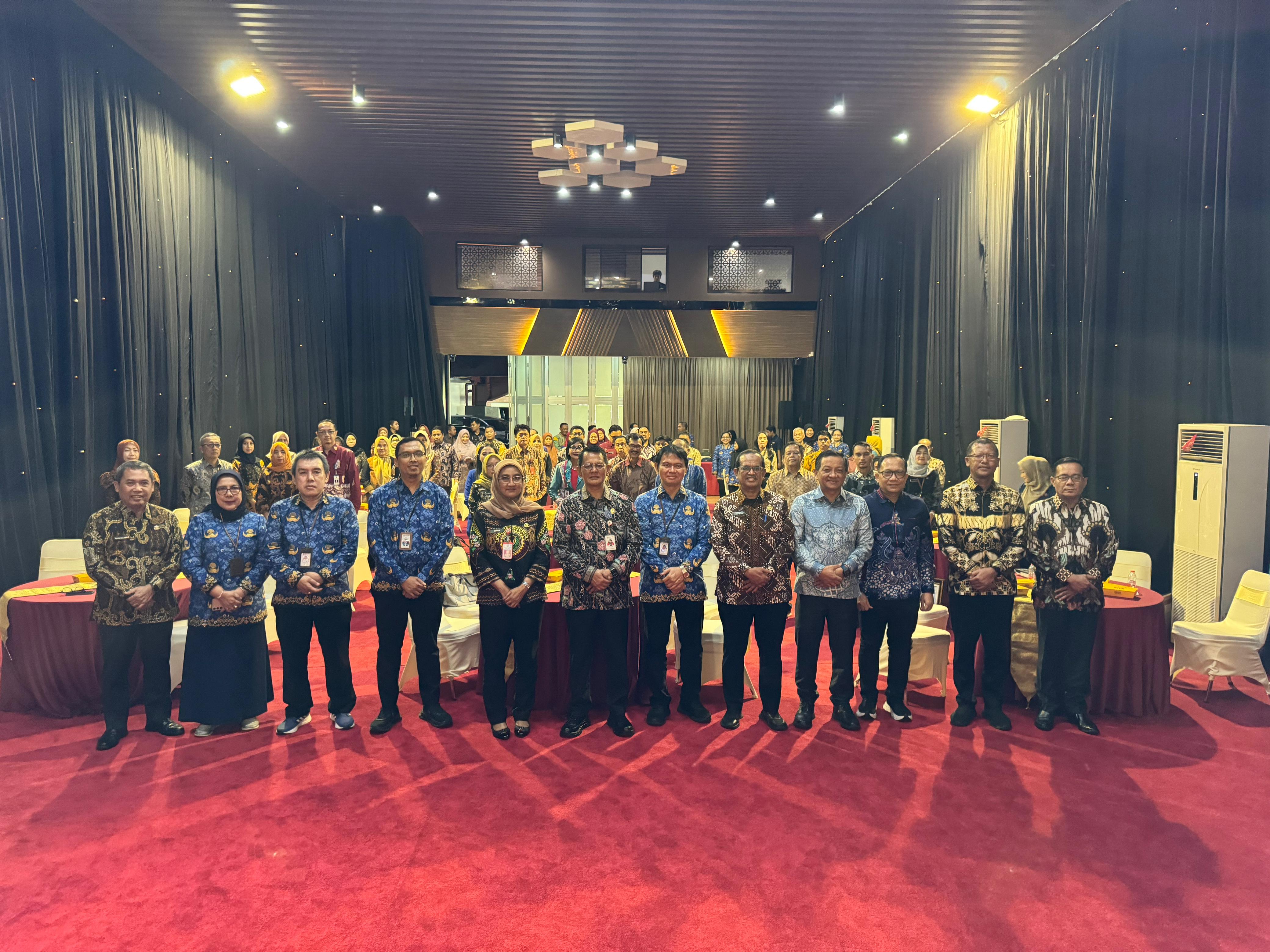 penghargaan sebagai Organisasi Penyelenggara Publik dengan Predikat Pelayanan Prima pada Pemantauan dan Evaluasi Kinerja Penyelenggaraan Pelayanan Publik (PEKPPP) yang diserahkan di Jakarta, (20/5).