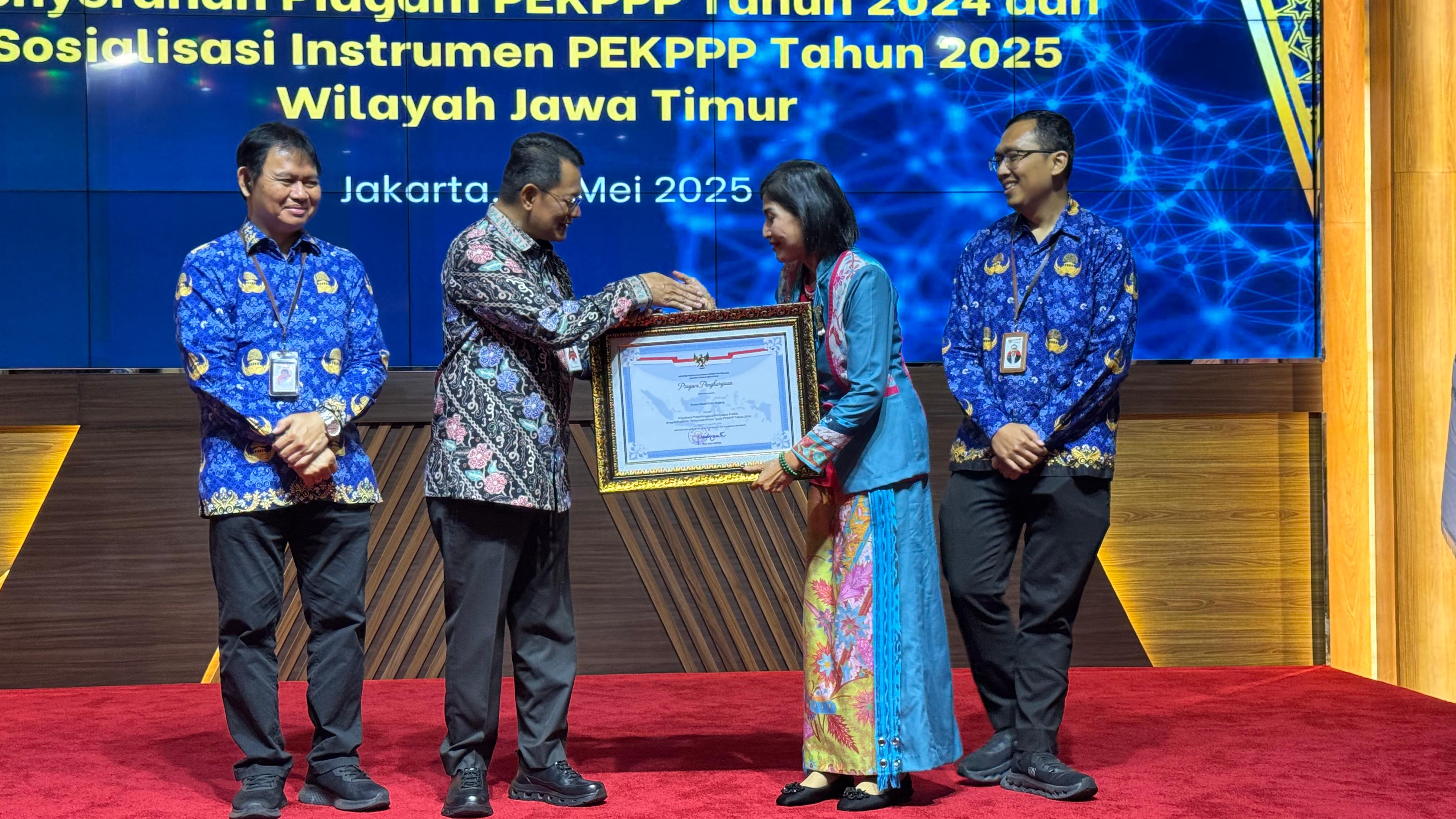 iagam penghargaan ini diserahkan oleh Deputi Bidang Pelayanan Publik KemenPAN RB, Otok Kuswandaru kepada Asisten Pemerintahan dan Kesejahteraan Rakyat Setda Kota Malang Ida Ayu Made Wahyuni.
