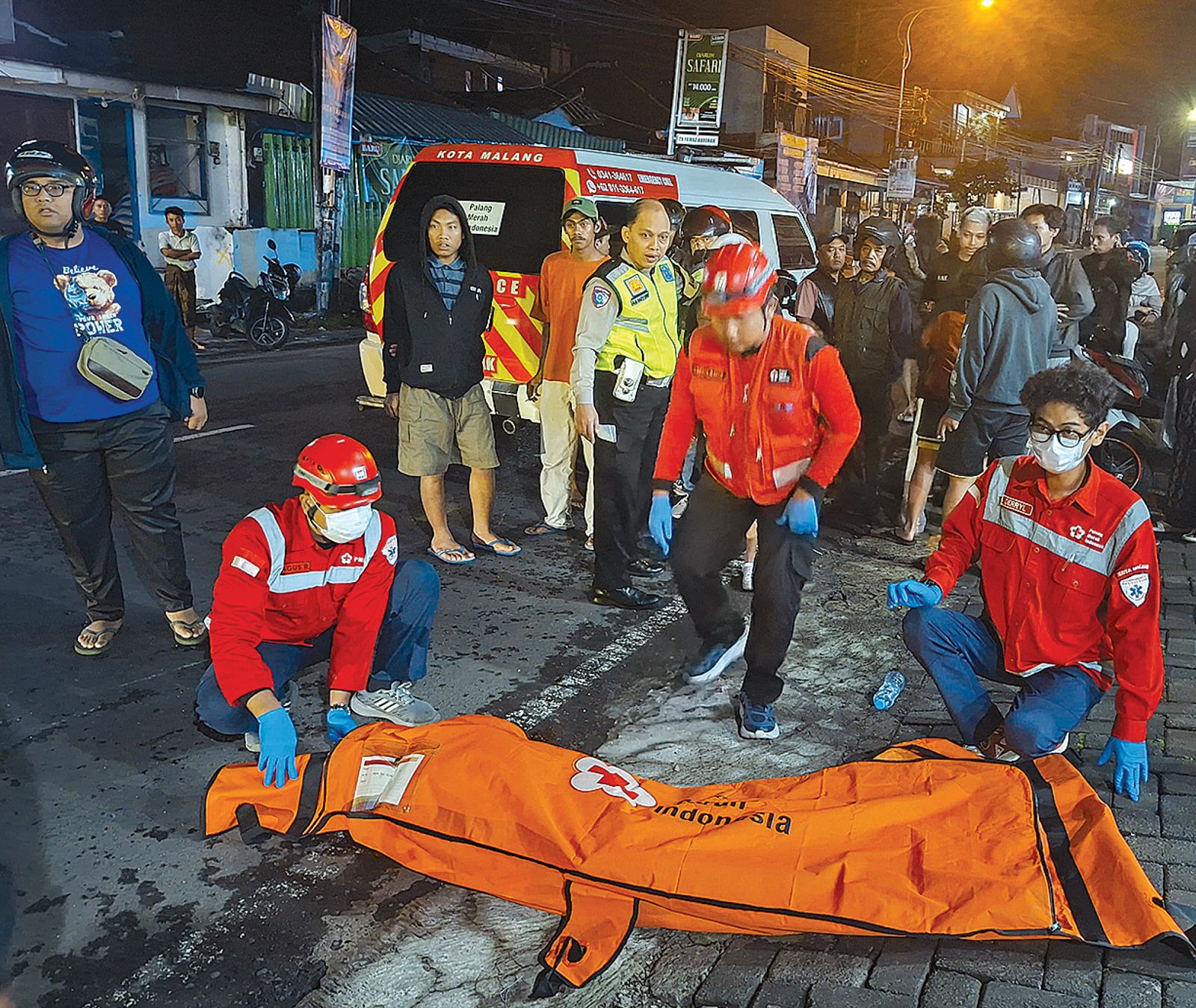 MENINGGAL DI TEMPAT: Aparat kepolisian bersama personel PMI Kabupaten Malang mengevakuasi jenazah korban kecelakaan di Jalan Raya Jetis, Kecamatan Dau kemarin.