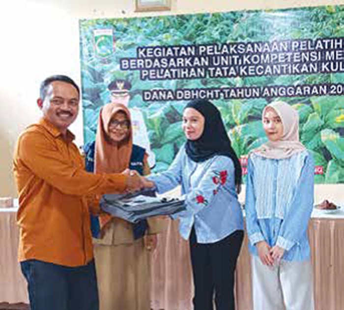 GENJOT KUA LITAS SDM: Jajaran pegawai dari Disnaker Kabupaten Malang bersama peserta pelatihan tata kecantikan kulit di gedung BUMDes Pathok, Dusun Putuksari, Desa Plaosan, Kecamatan Wonosari kemarin