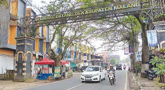 DEMI KUALITAS JALAN: Kendaraan melintas di Jalan Raya Mangliawan, Kecamatan Pakis yang Berbatasan dengan Kota Malang. Jalur tersebut diusulkan naik status menjadi jalan provinsi.