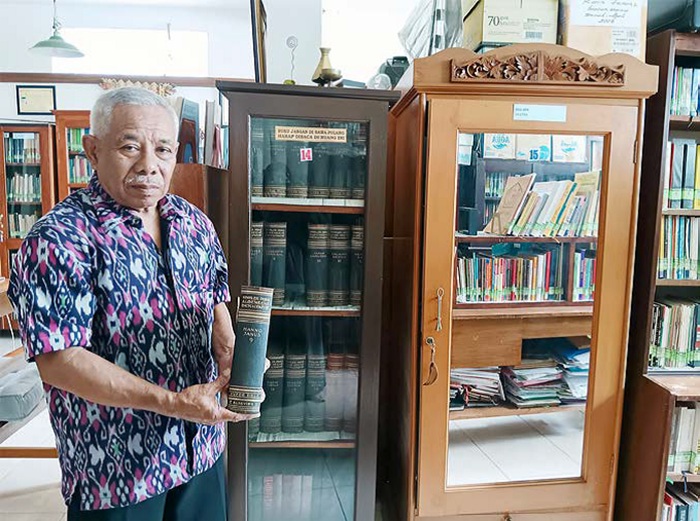 TAK LEKANG WAKTU: Markus, keponakan Prof Dr Henricus Supriyanto menunjukkan koleksi buku di Perpustakaan Padepokan Sastra Tan Tular, kemarin (20/5).